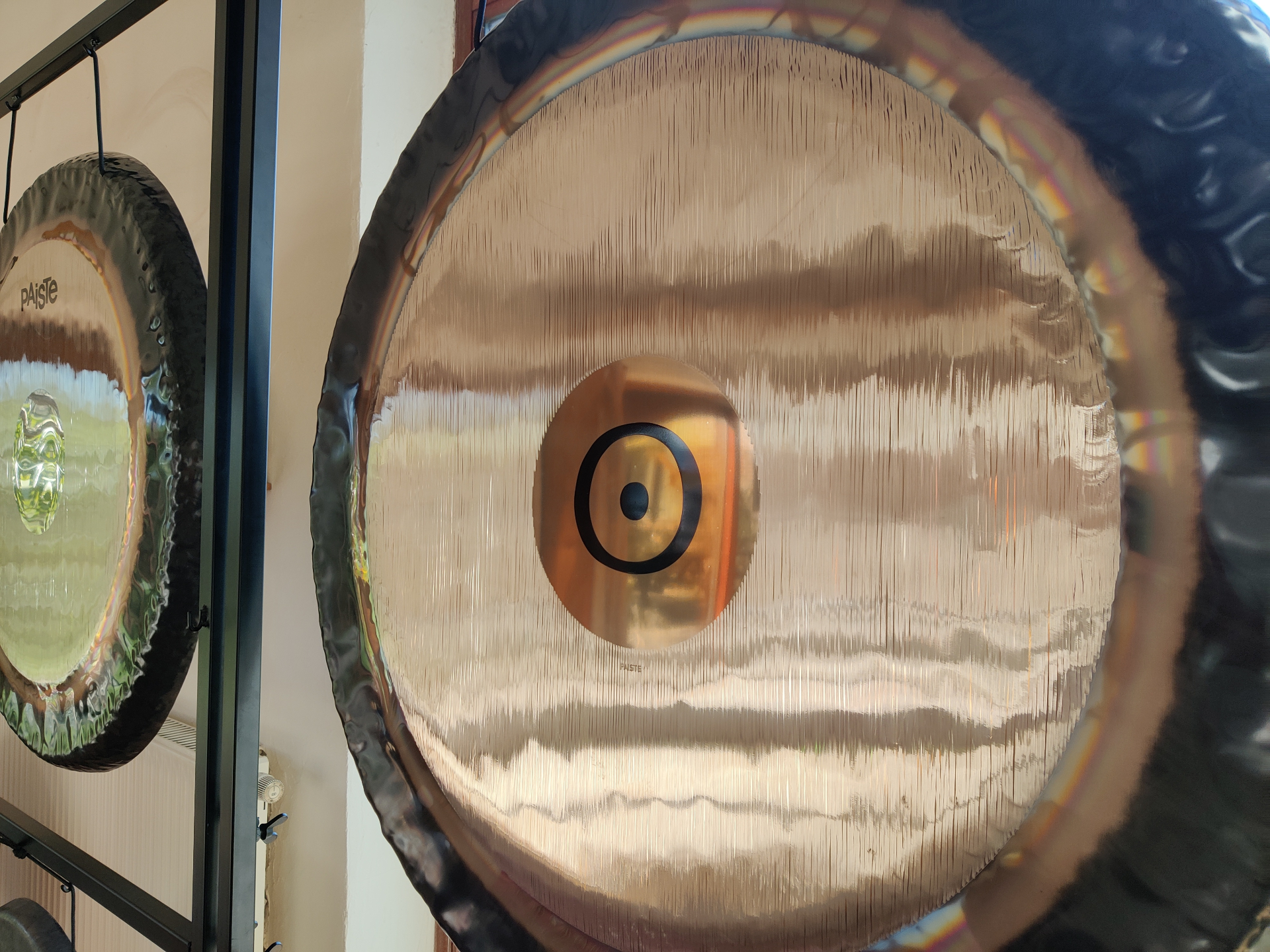 Gros plan d'un gong Paiste — vibration et présence